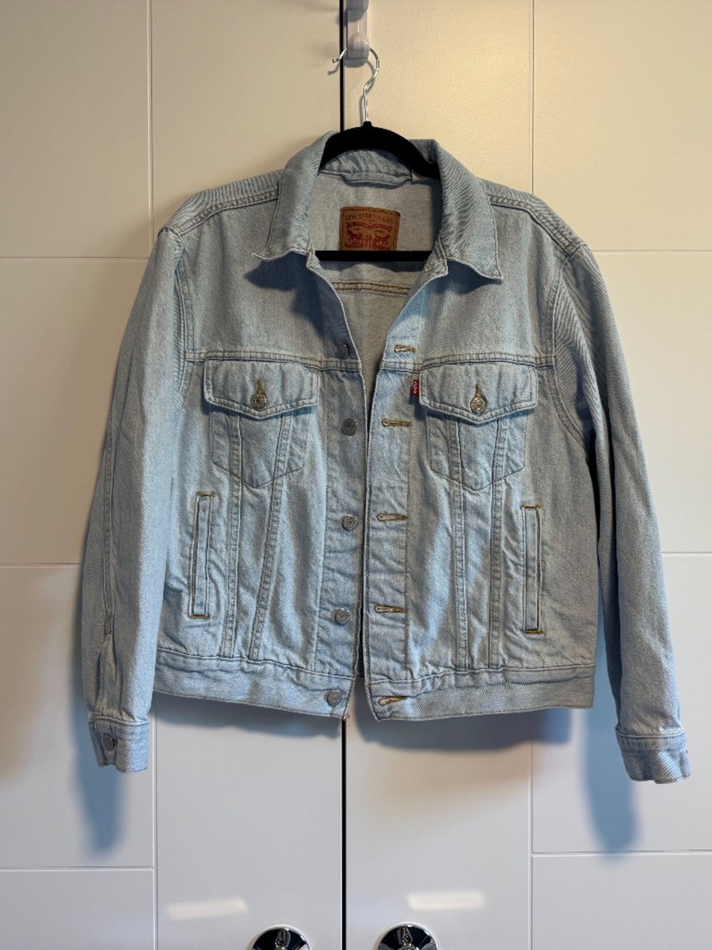 Levi’s light wash denim jean jacket large